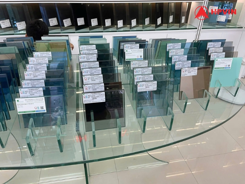 Giá kính thang máy