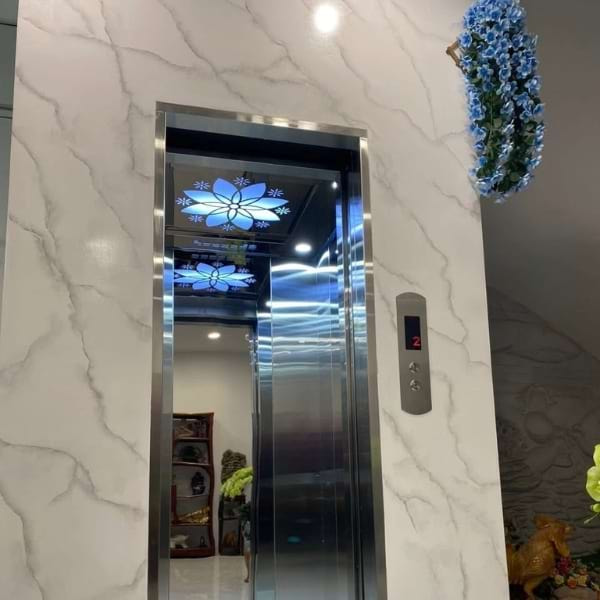 Ốp đá marble cho sảnh thang máy Sảnh thang máy được ốp bằng đá marble sang trọng